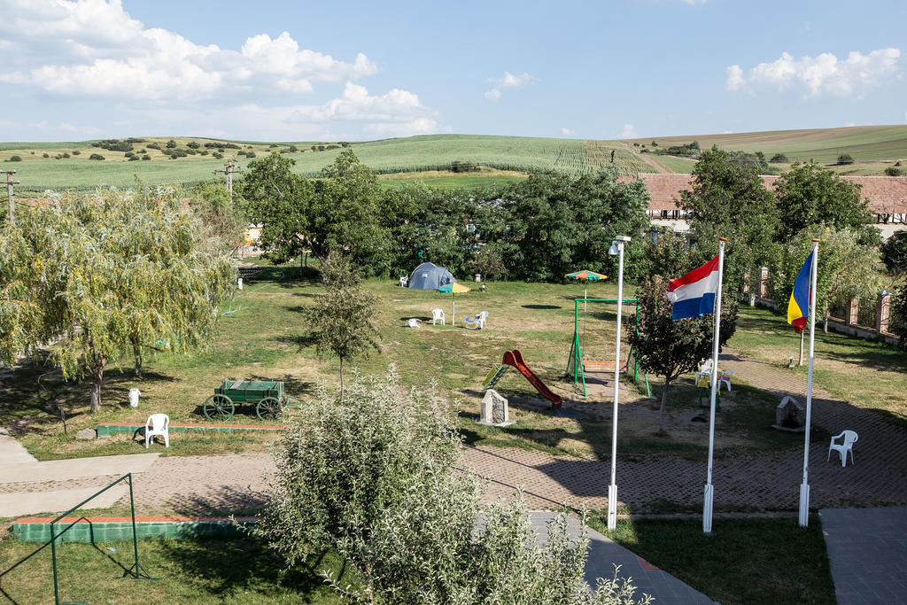 Pensiunea Poarta Oilor Girbova Bagian luar foto